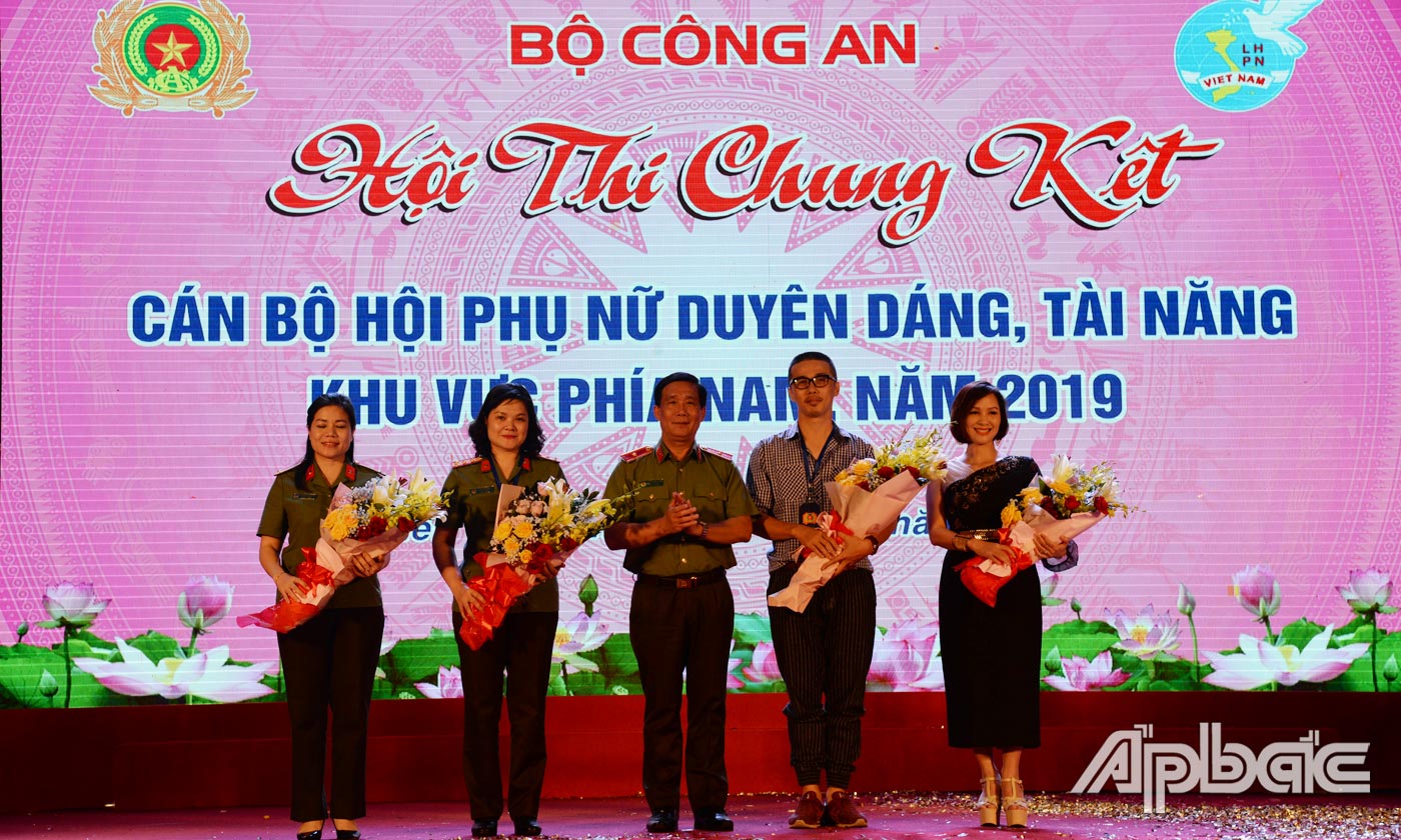Trao hoa cho Ban giám khảo
