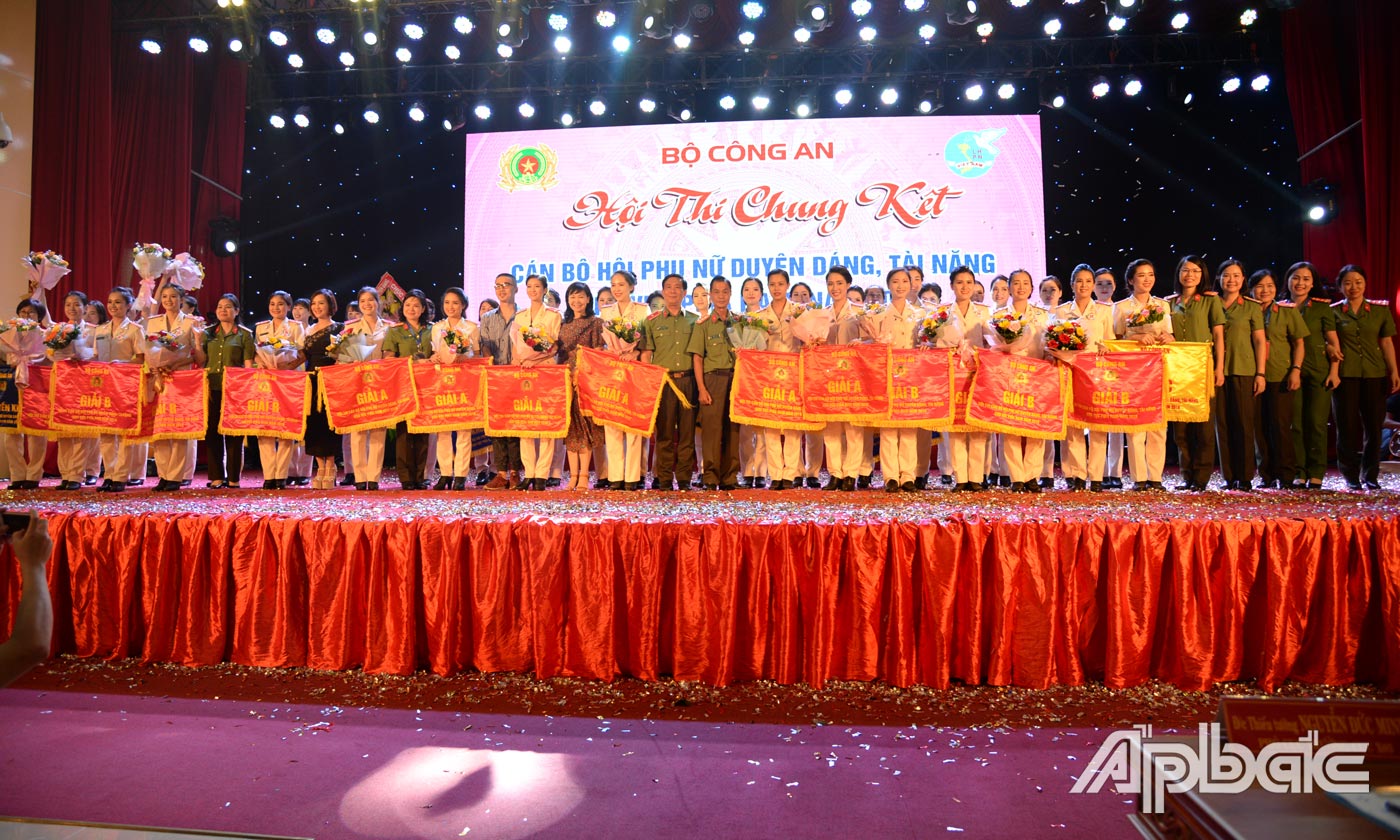 Trao giải cho các thí sinh