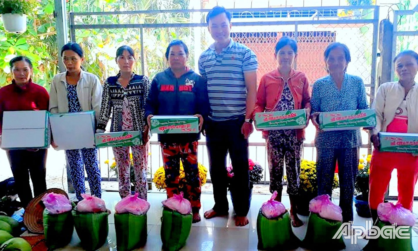 Phan Văn Hảo trao quà cho các gia đình khó khăn.