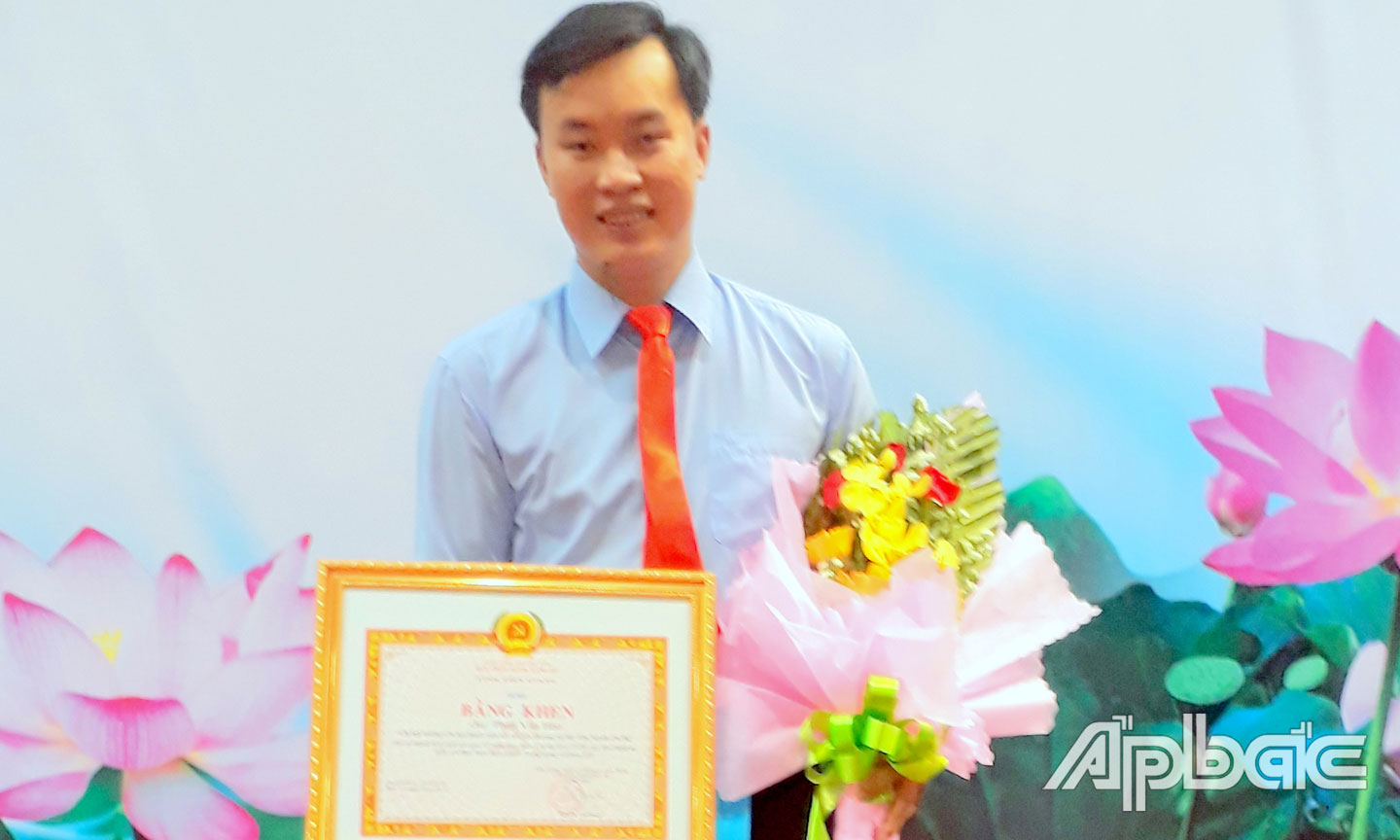 Phan Văn Hảo nhận Bằng khen của Tỉnh ủy vì có thành tích xuất sắc qua 2 năm thực hiện Chỉ thị 05 của Bộ Chính trị gắn với thực hiện Nghị quyết Trung ương 4 khóa XII.