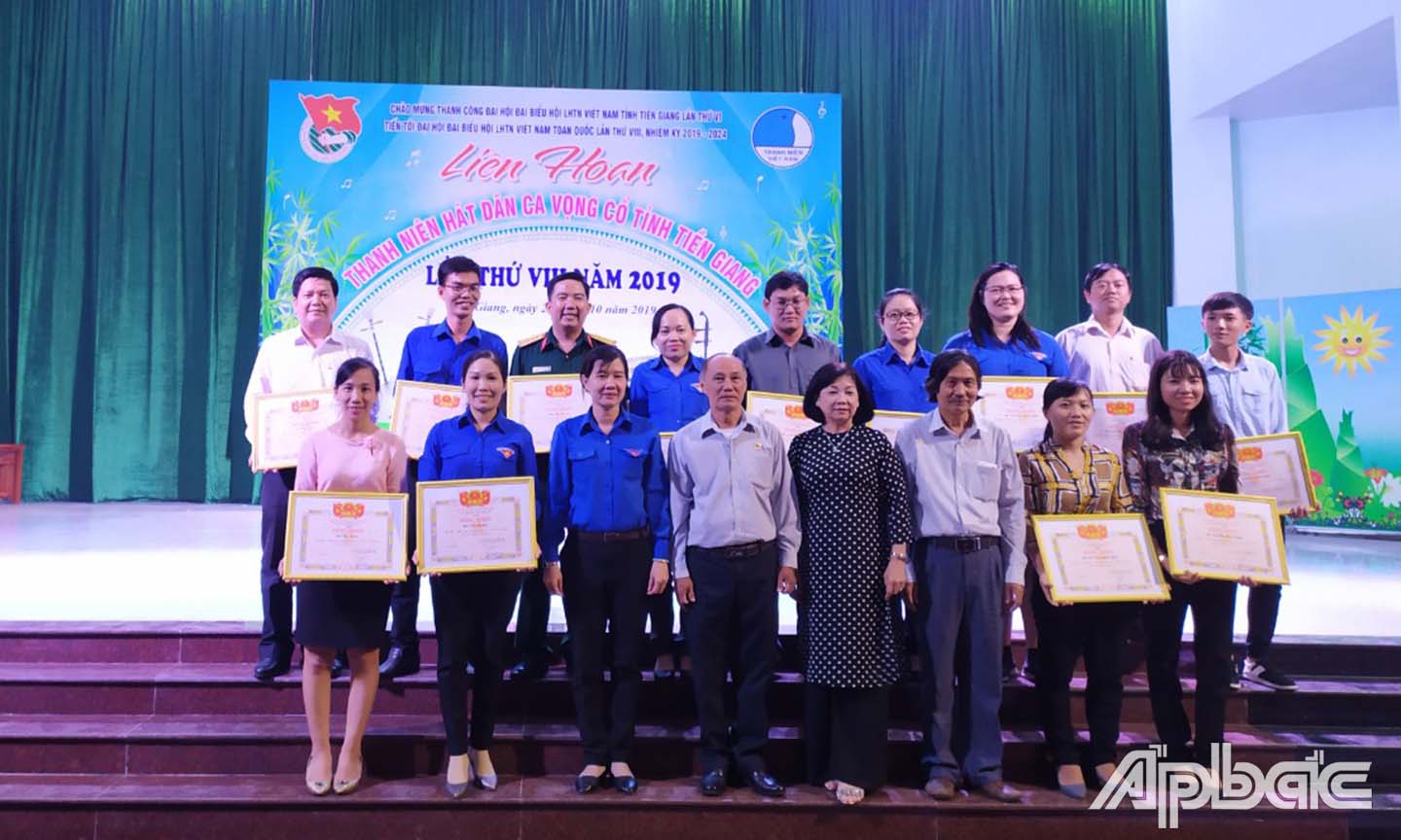 Ban Tổ chức trao thưởng cho các đơn vị đoạt giải.