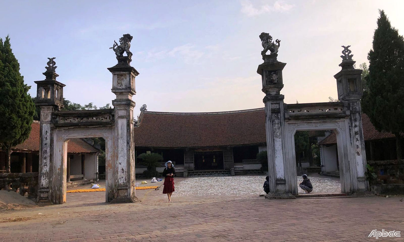 Đình Mông Phụ nằm ở vị trí trung tâm của làng, là kiến trúc đặc trưng của làng quê Việt.