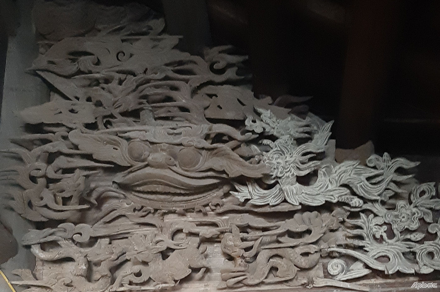 rên thân các cột xà, thanh xà đều được trạm khắc hết sức tinh xảo với họa tiết đầu rồng, tứ linh, tứ quý, chim phượng.