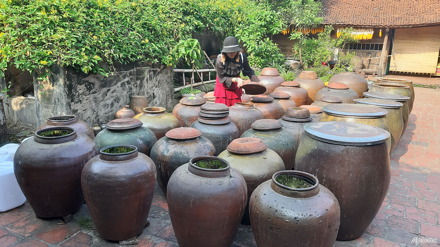 làng còn nổi tiếng là nơi lưu giữ những nghề truyền thống, như: sản xuất rượu