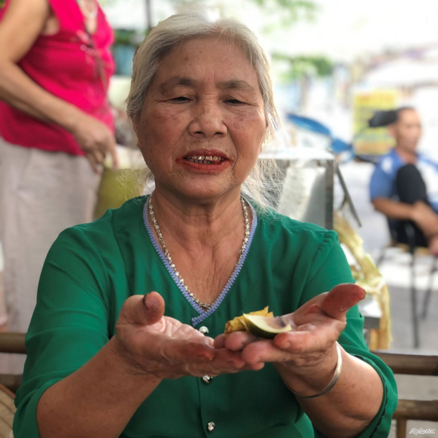 Các bậc cao niên ở làng cổ Đường Lâm vẫn thích ăn trầu.