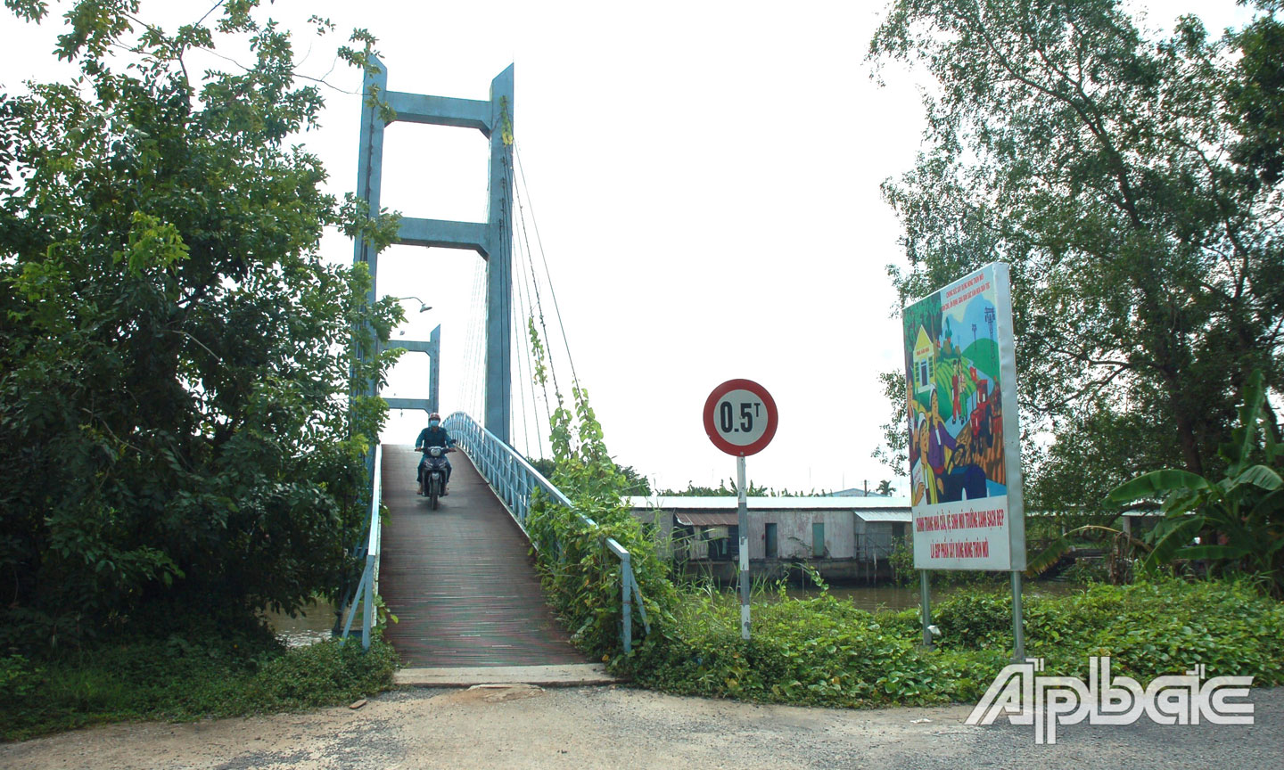 Cầu treo bắc qua sông Mỹ Lợi (ấp Lợi Nhơn).