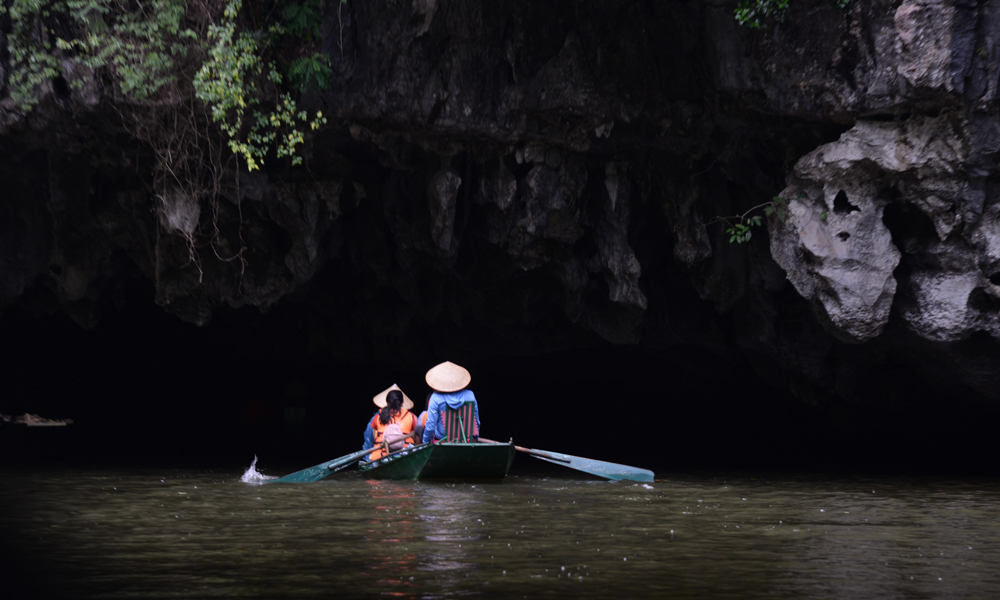 Du khách trước khi vào hang một