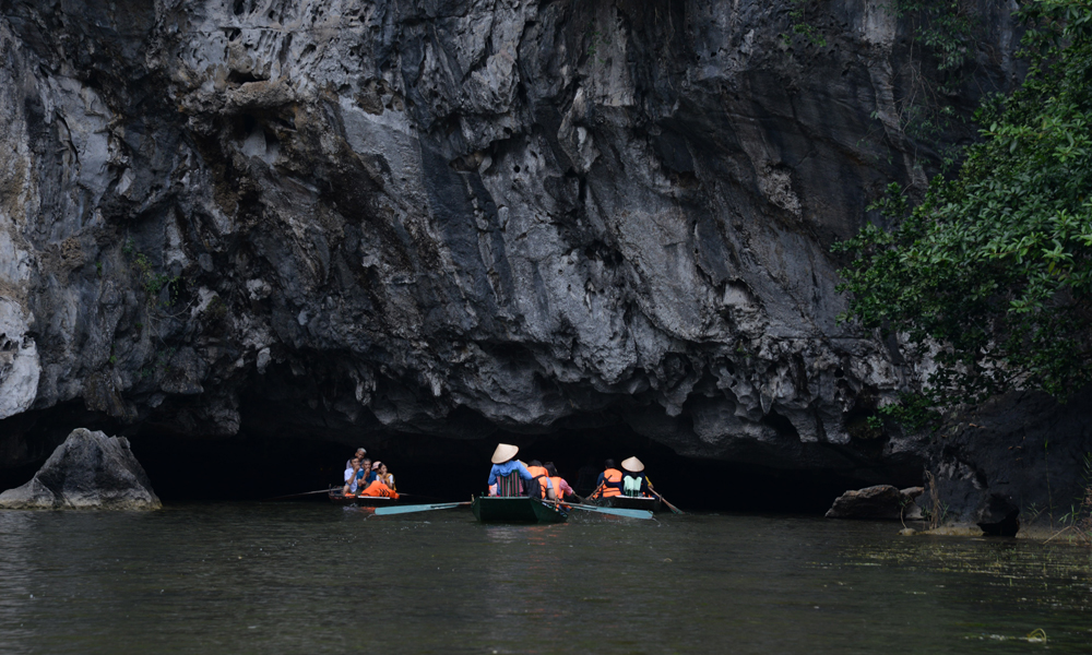 Du khách chuẩn bị vào hang