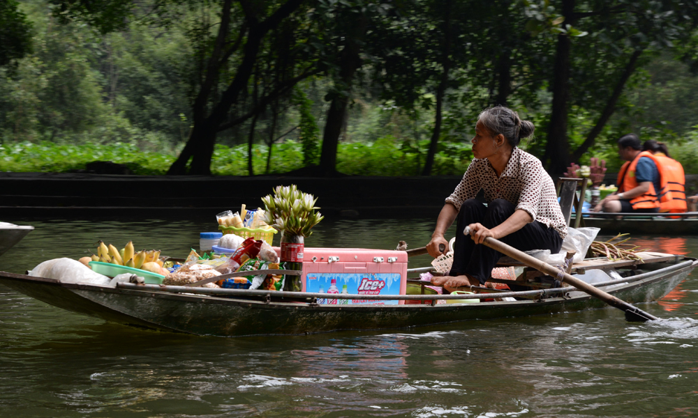 Hoa súng được xem là một trong những quà lưu niệm khi đến tham quan tại Tam Cốc.