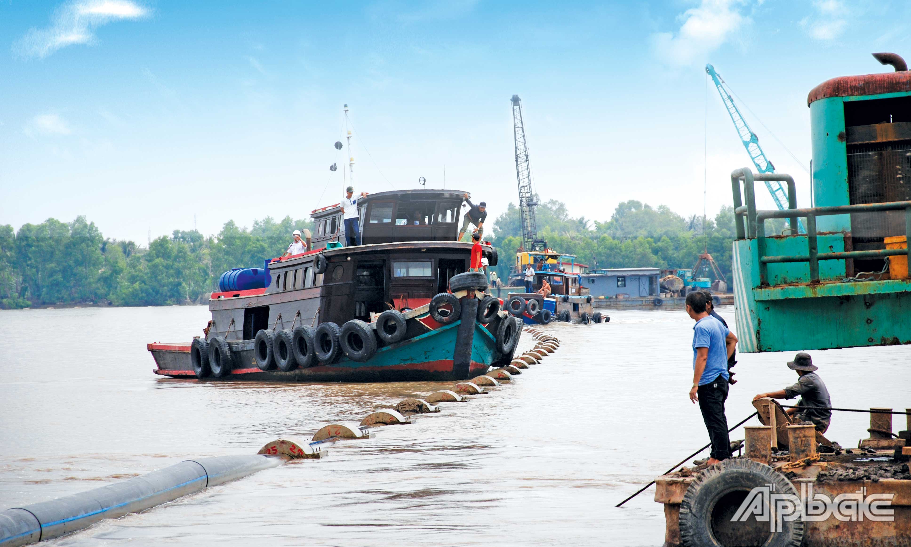 Đưa nước ngọt về huyện Tân Phú Đông - một trong những công trình thiết thực vì đời sống nhân dân huyện này của Đảng bộ tỉnh Tiền Giang. Ảnh: hạnh nga