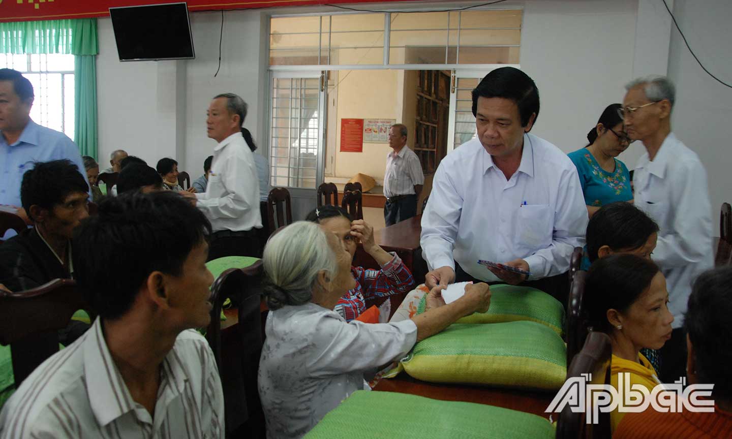 Ủy viên BCH Trung ương Đảng, Bí thư Tỉnh ủy, Chủ tịch HĐND tỉnh Nguyễn Văn Danh trao quà tết cho hộ nghèo ở thị trấn Cái Bè.