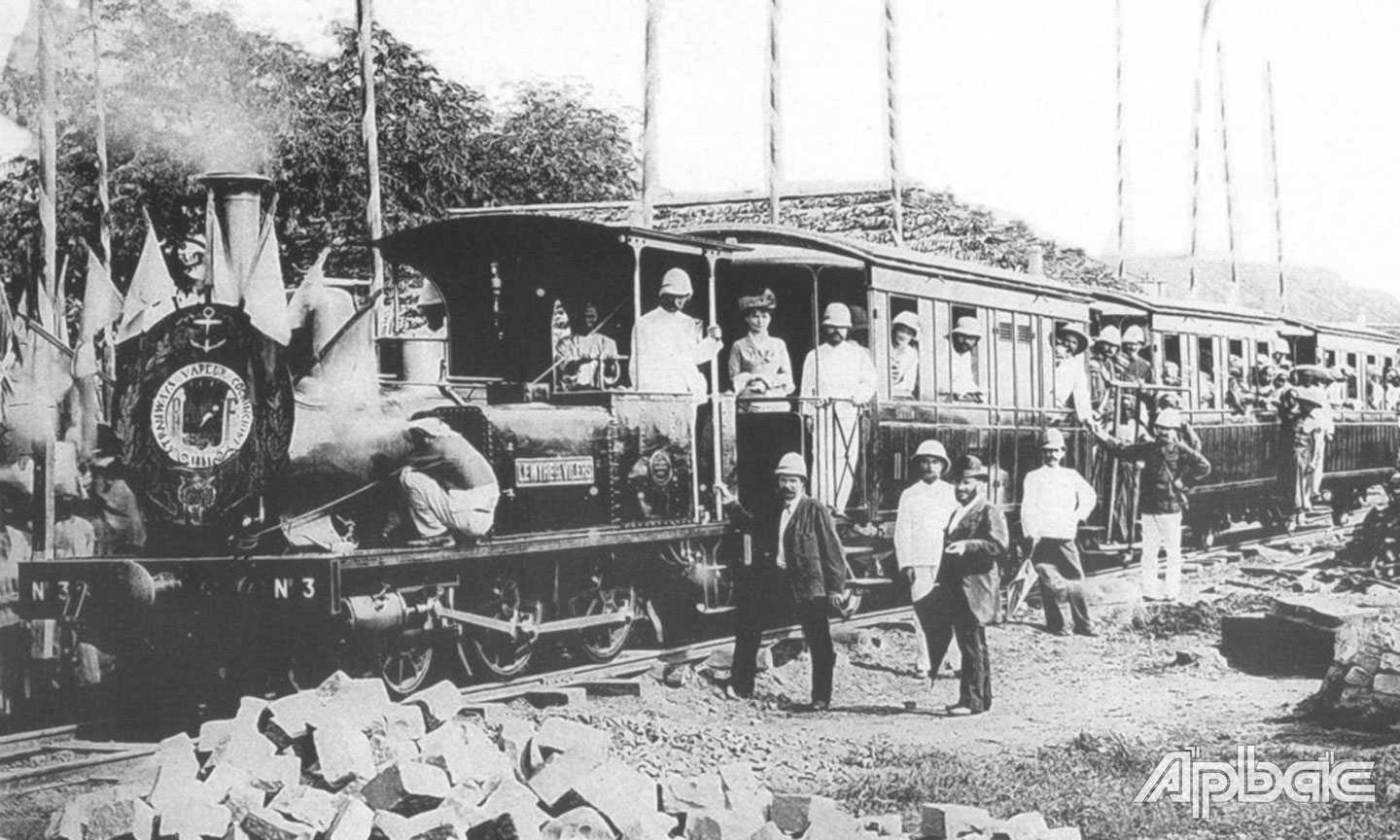 Ngày 20-7-1885, chuyến tàu đầu tiên xuất phát từ ga Sài Gòn, vượt sông Vàm Cỏ Đông đến ga cuối cùng tại Mỹ Tho với hành khách là các công dân Pháp.