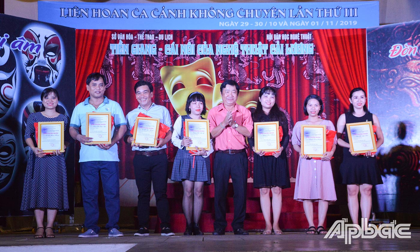 Nghệ nhân Ưu tú - Soạn giả Huỳnh Anh, Chủ tịch Hội Văn học Nghệ thuật tỉnh trao giải A cho các tài tử dự thi.