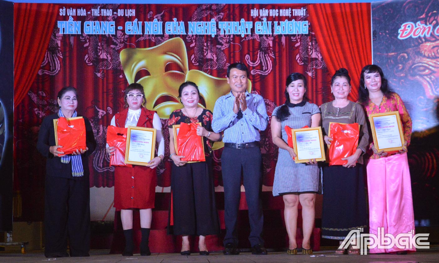 Nhà thơ Trương Trọng Nghĩa, Phó Chủ tịch Hội Văn học Nghệ thuật tỉnh Tiền Giang trao giải A cho các tài tử dự thi.