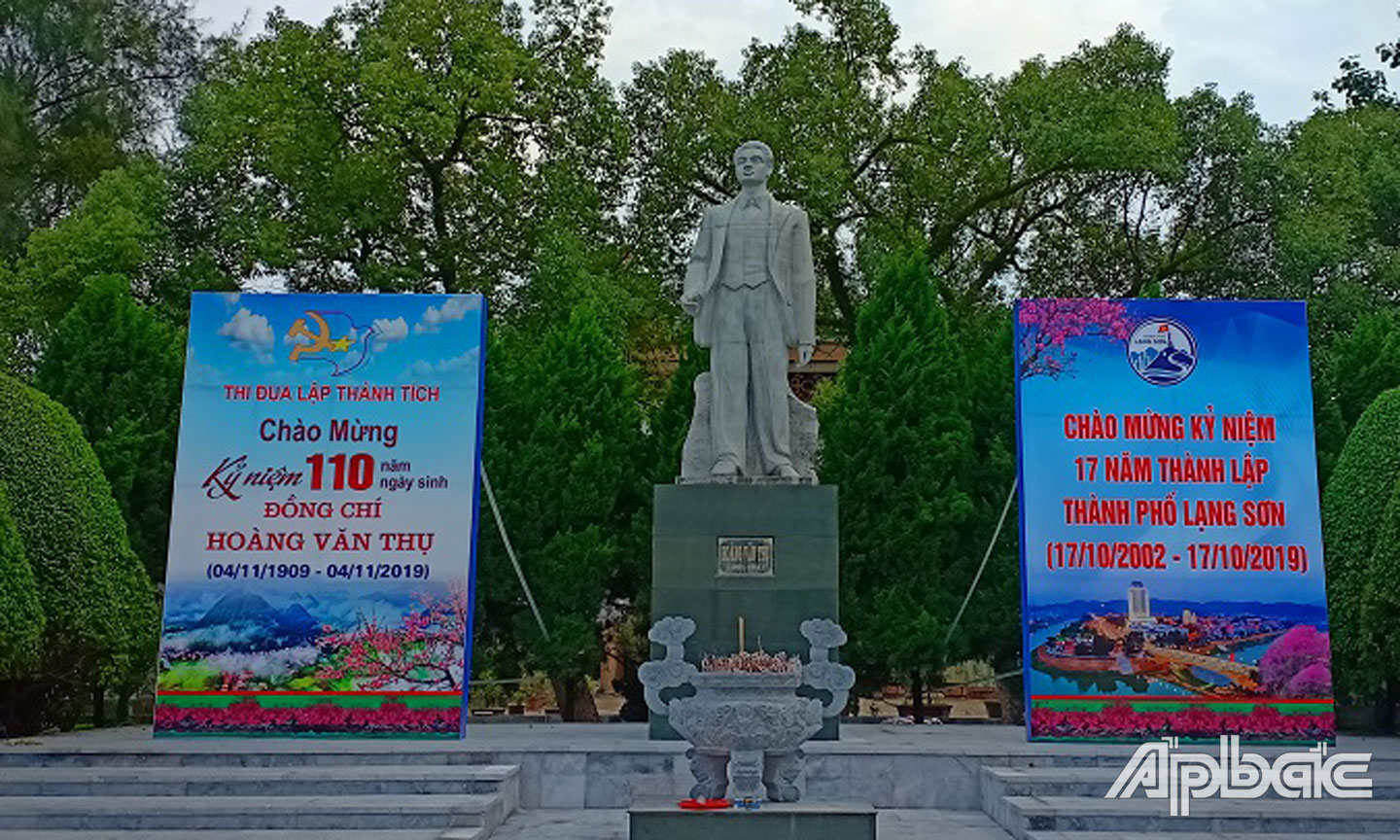 Tượng đài đồng chí Hoàng Văn Thụ tại TP. Lạng Sơn.