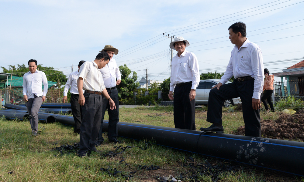 Đồng chí Lê Văn Hưởng yêu cầu đêỷ nhanh tiến độ để cung cấp nước sạch cho nhân dân.