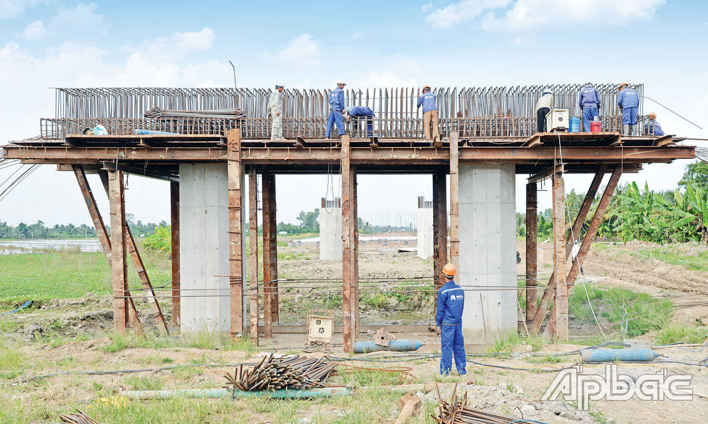 Thi công gói thầu XL-12 tại xã Phú Nhuận, huyện Cai Lậy.