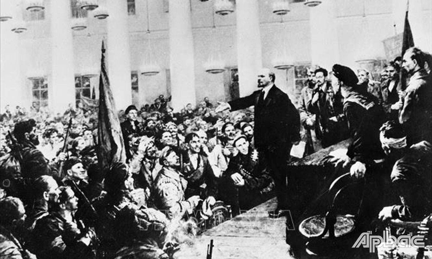 Ngay trong đêm 7-11-1917, Đại hội các Xô viết được triệu tập, thành lập chính quyền Xô viết do Lênin đứng đầu.