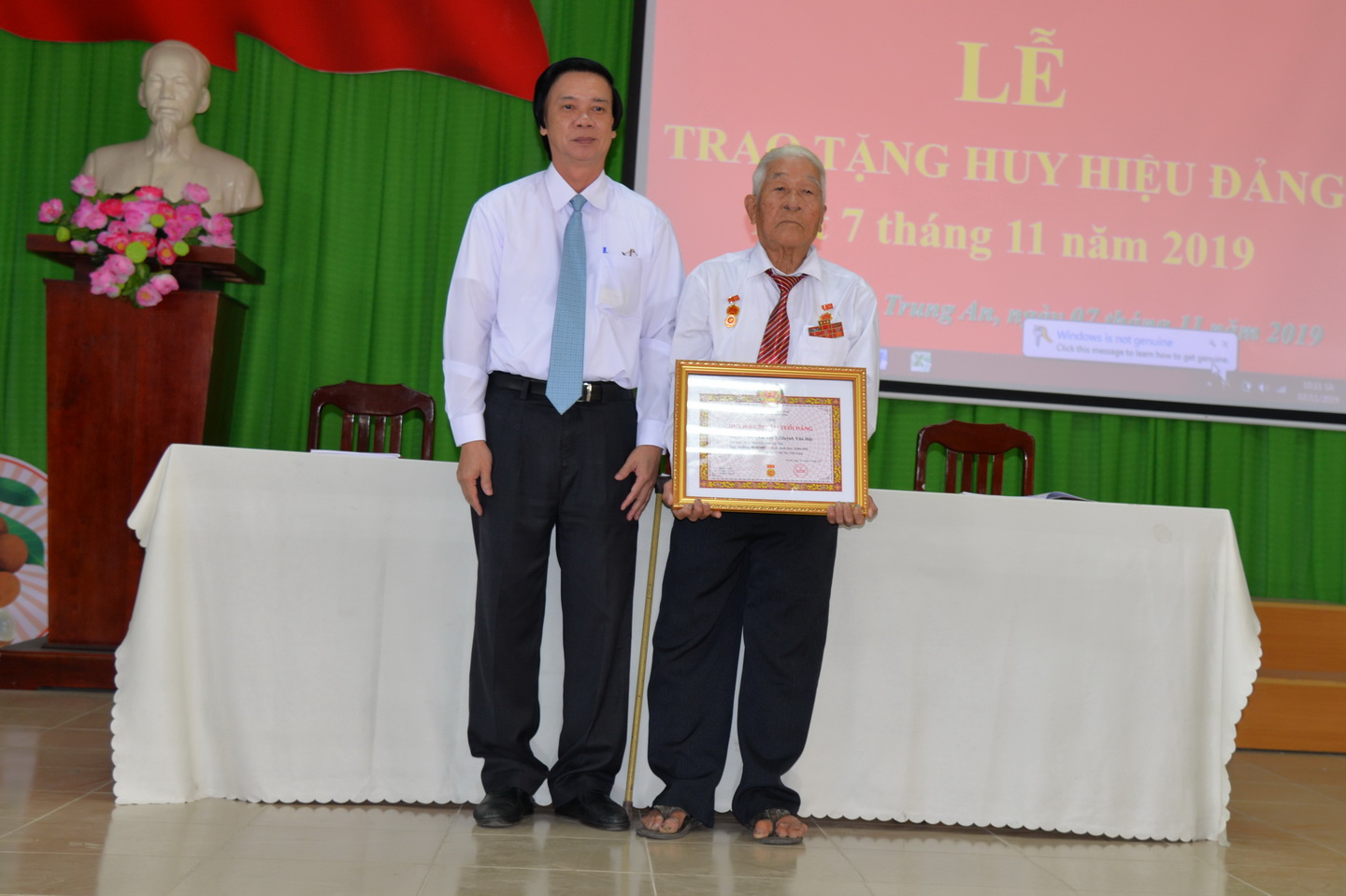 Bí thư Tỉnh ủy Nguyễn Văn Danh trao Huy hiệu 70 năm tuổi đảng cho đảng viên Huỳnh Việt (Huỳnh Văn Hộ).