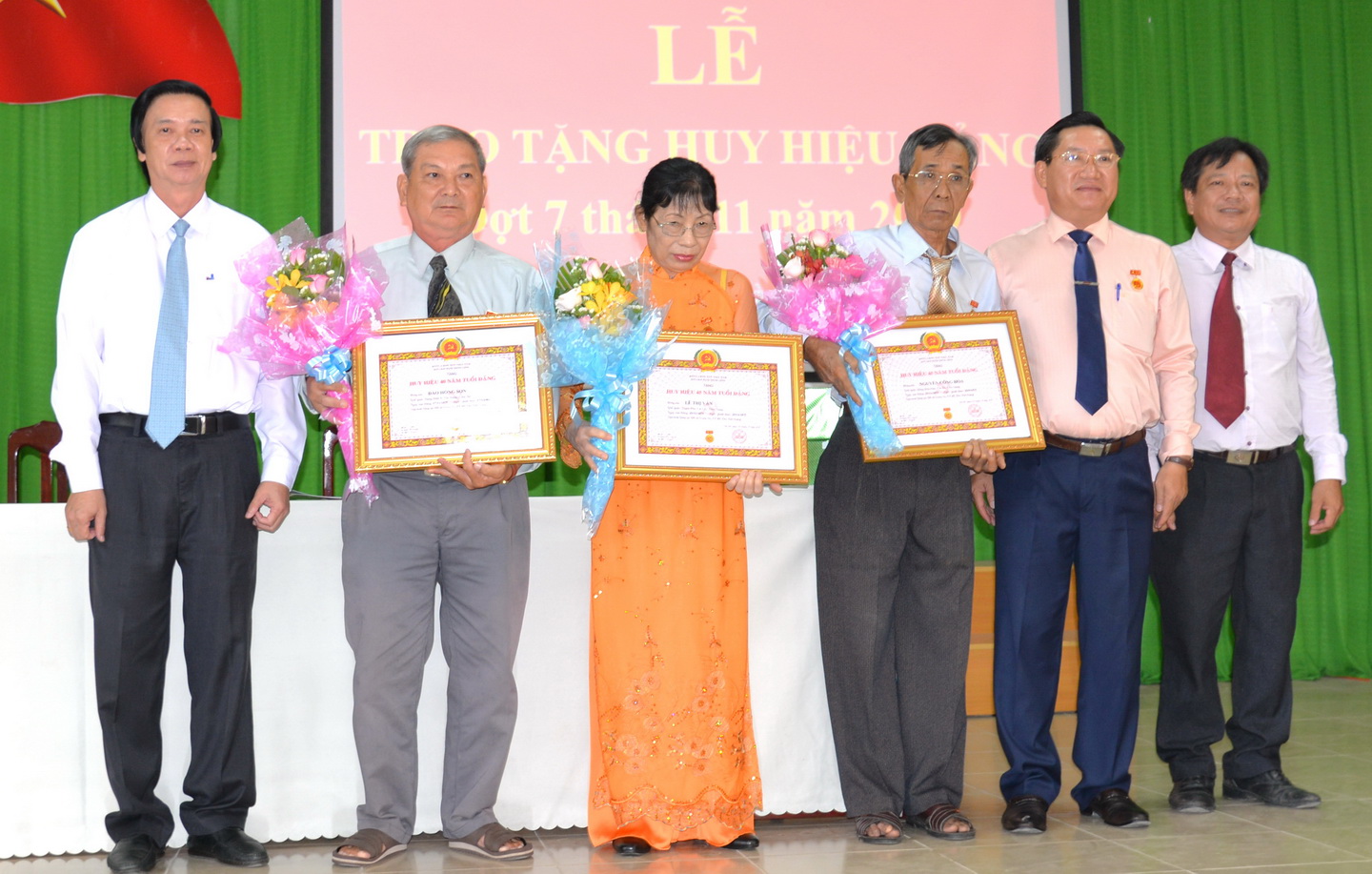 Bí thư Tỉnh ủy Nguyễn Văn Danh trao quà cho các đảng viên nhận Hiệu 40 năm tuổi Đảng