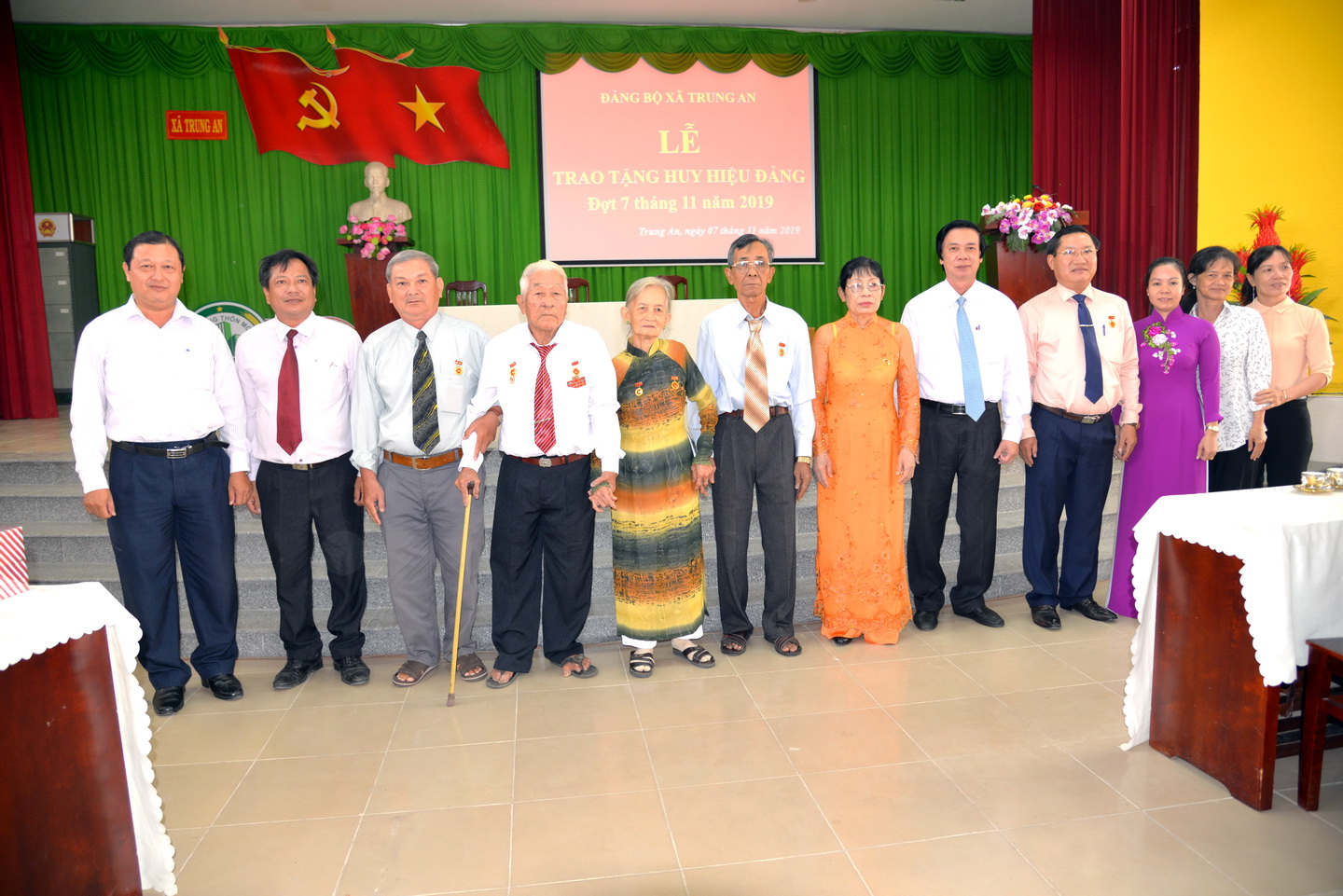 Các đảng viên cao niên chụp ảnh lưu niệm 