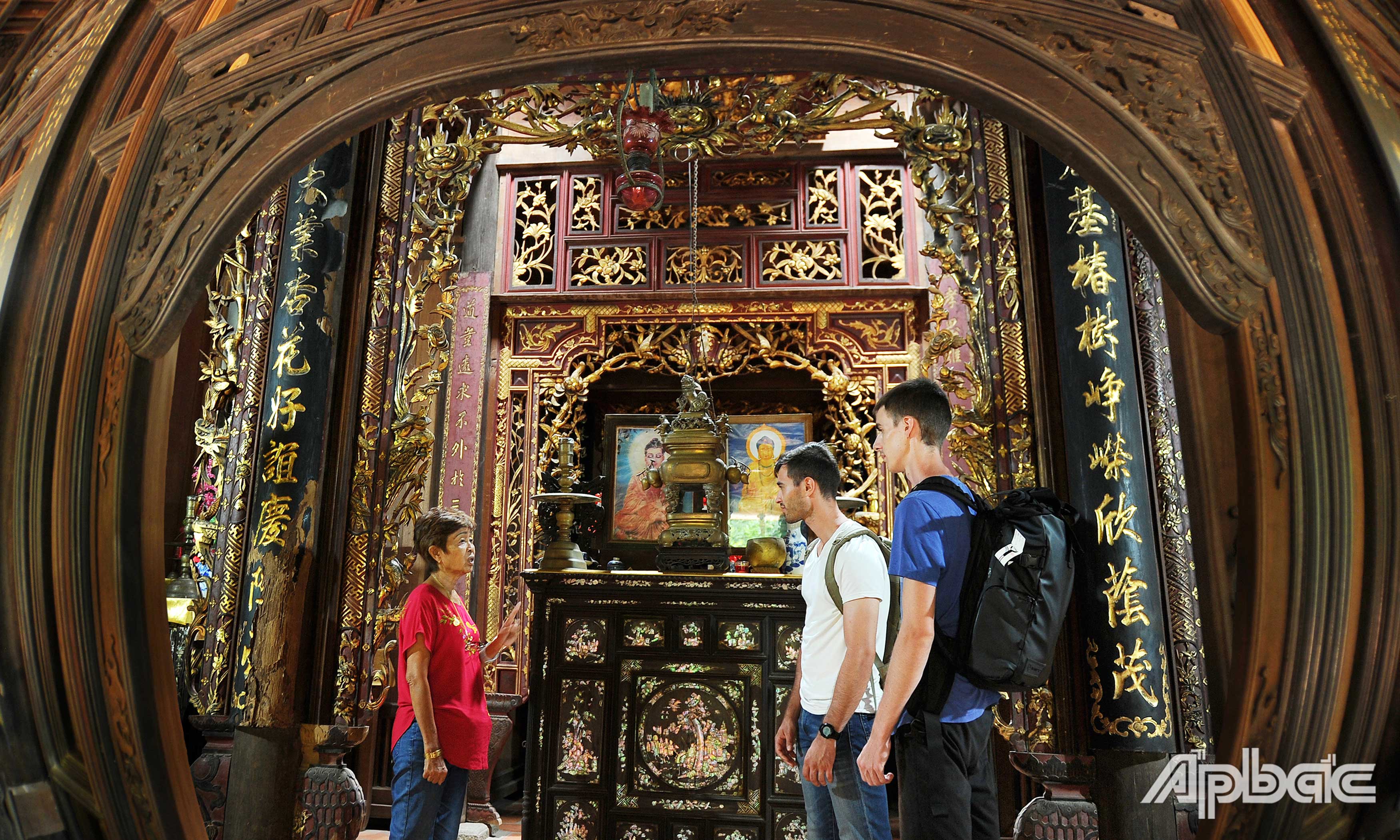 Khách quốc tế tham quan nhà cổ ông Trần Tuấn Kiệt ở Làng cổ Đông Hòa Hiệp.	                                                                                                                                                   Ảnh: Duy Nhựt