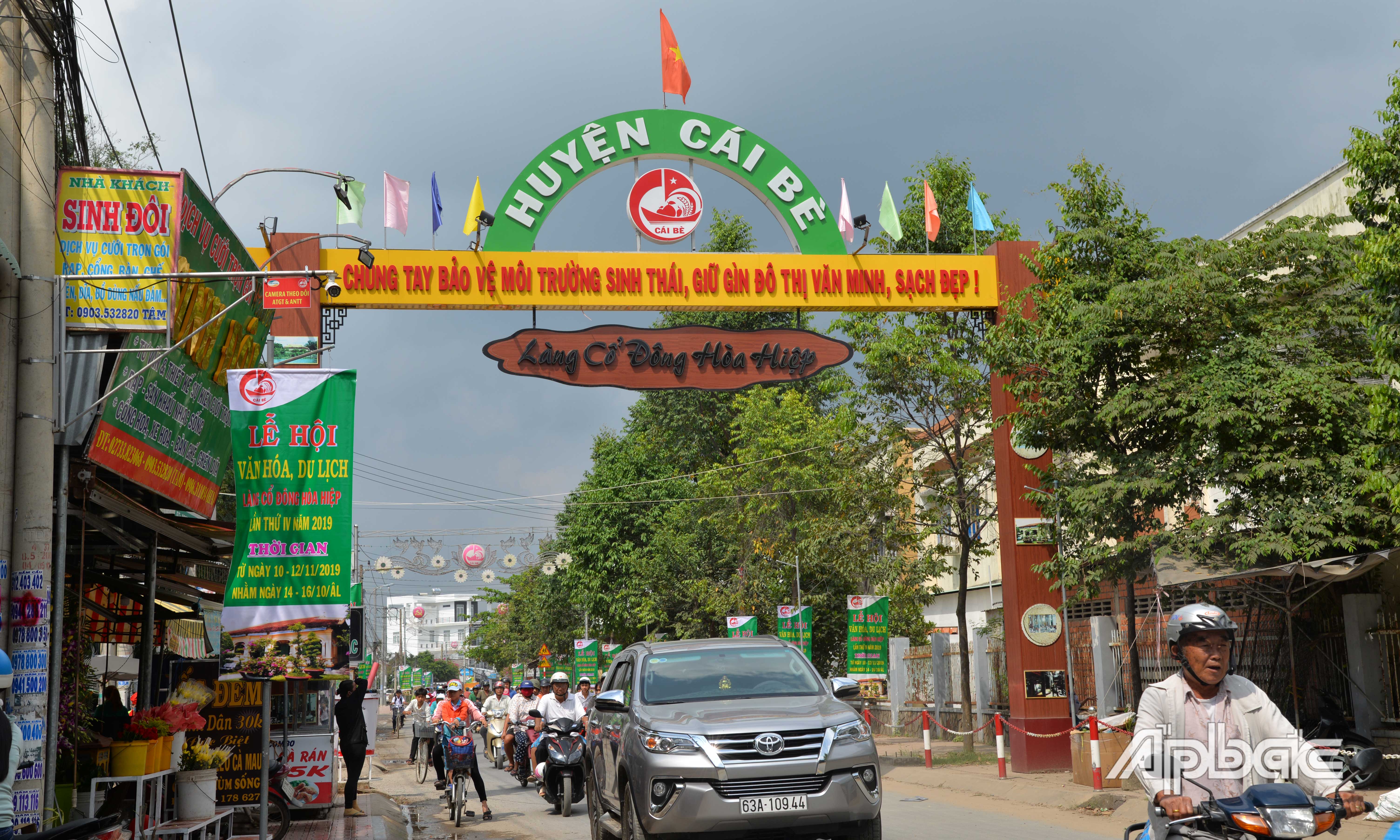 Các tuyến đường dẫn vào làng cổ được trang trí cờ hoa.