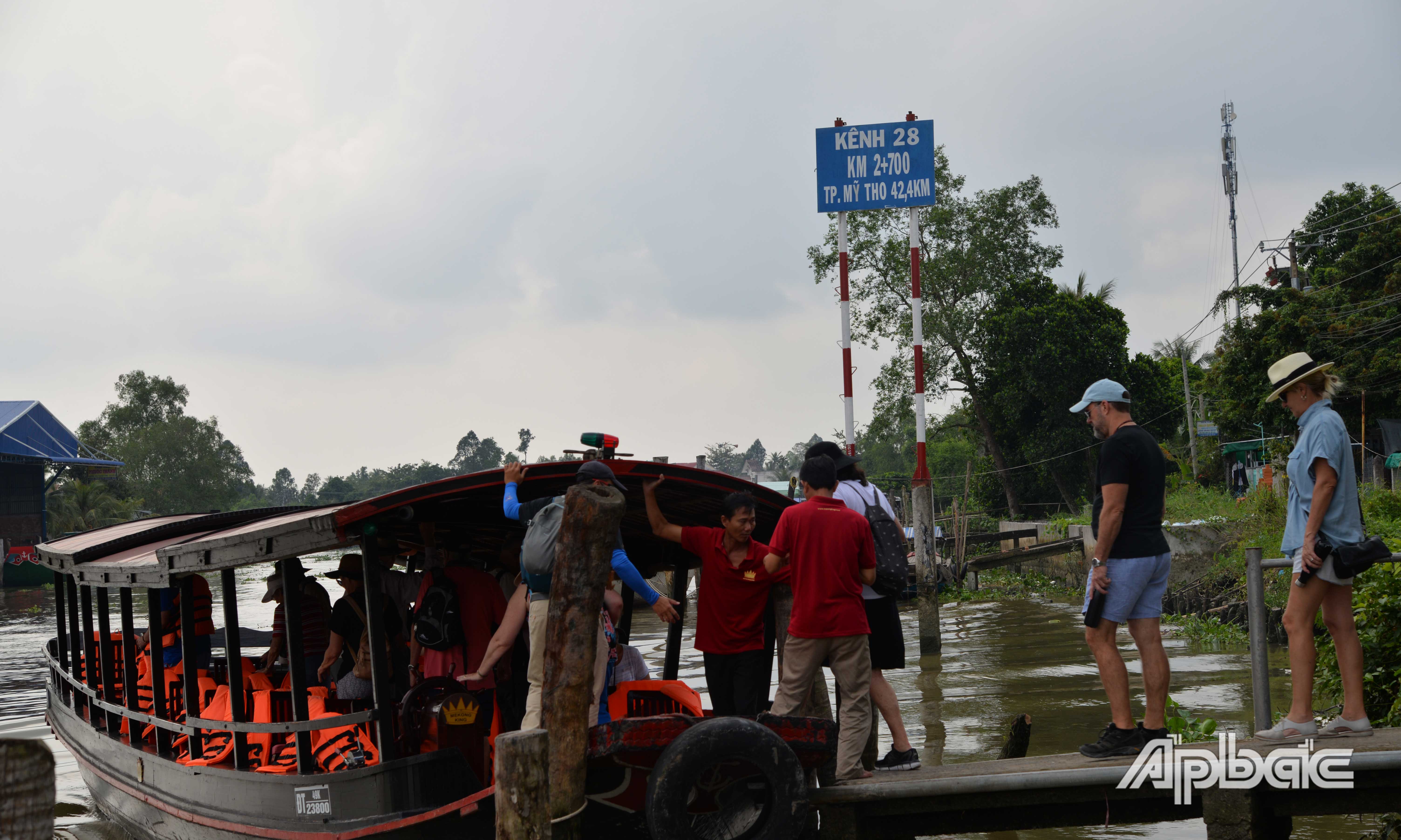Khách quốc tế tham quan Làng cổ Đông Hòa Hiệp.