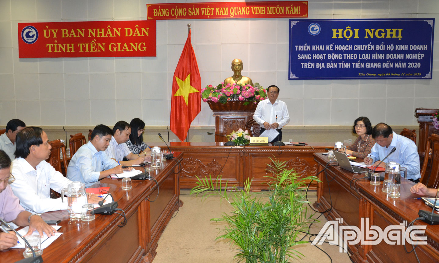 Đồng chí Lê Văn Nghĩa phát biểu tại hội nghị.