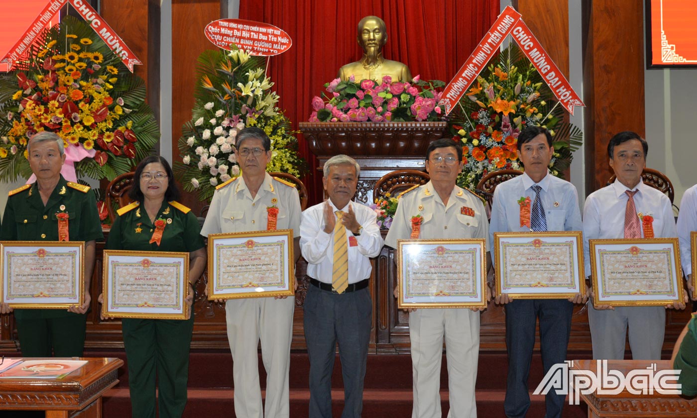 Đồng chí Trần Long Thôn, Ủy viên Ban Thường vụ trực Tỉnh ủy, Trưởng ban Dân vận Tỉnh ủy trao Bằng khen của UBND tỉnh cho các tập thể.