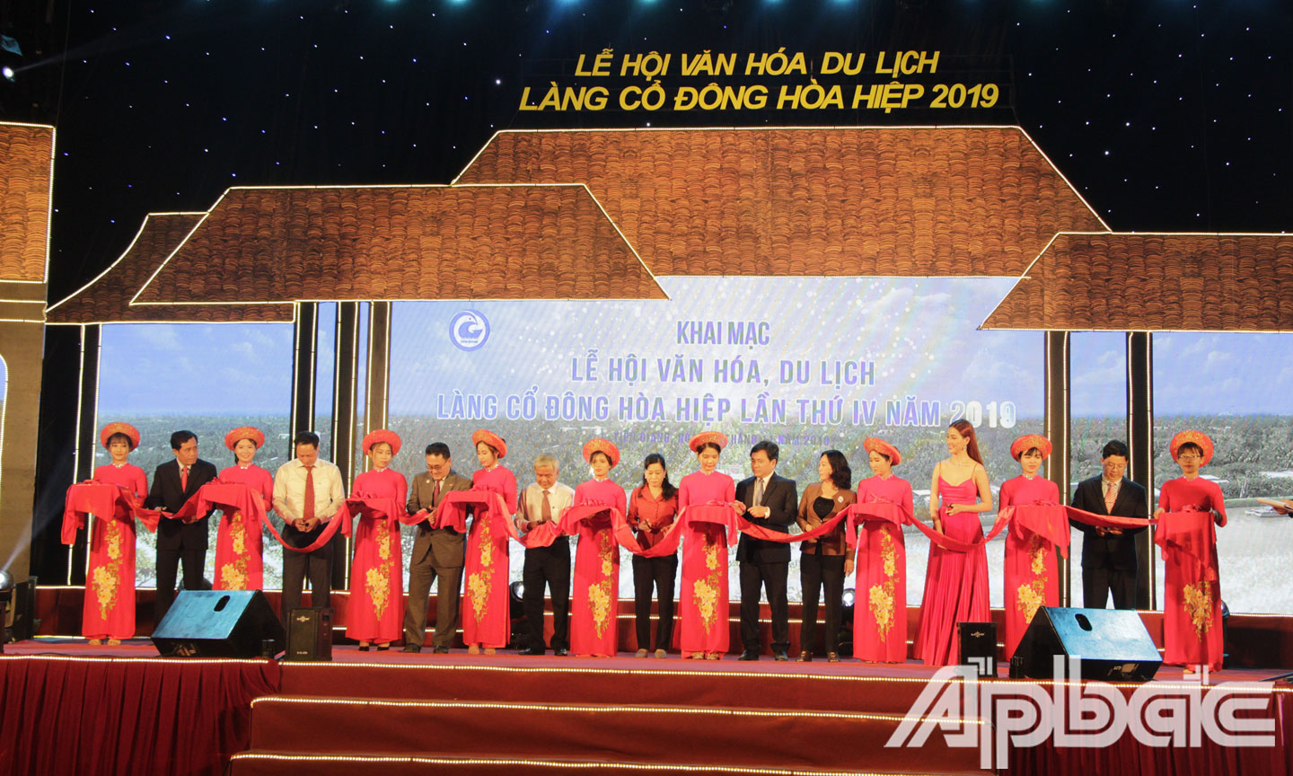 Nghi thức cắt băng khai mạc Lễ hội.