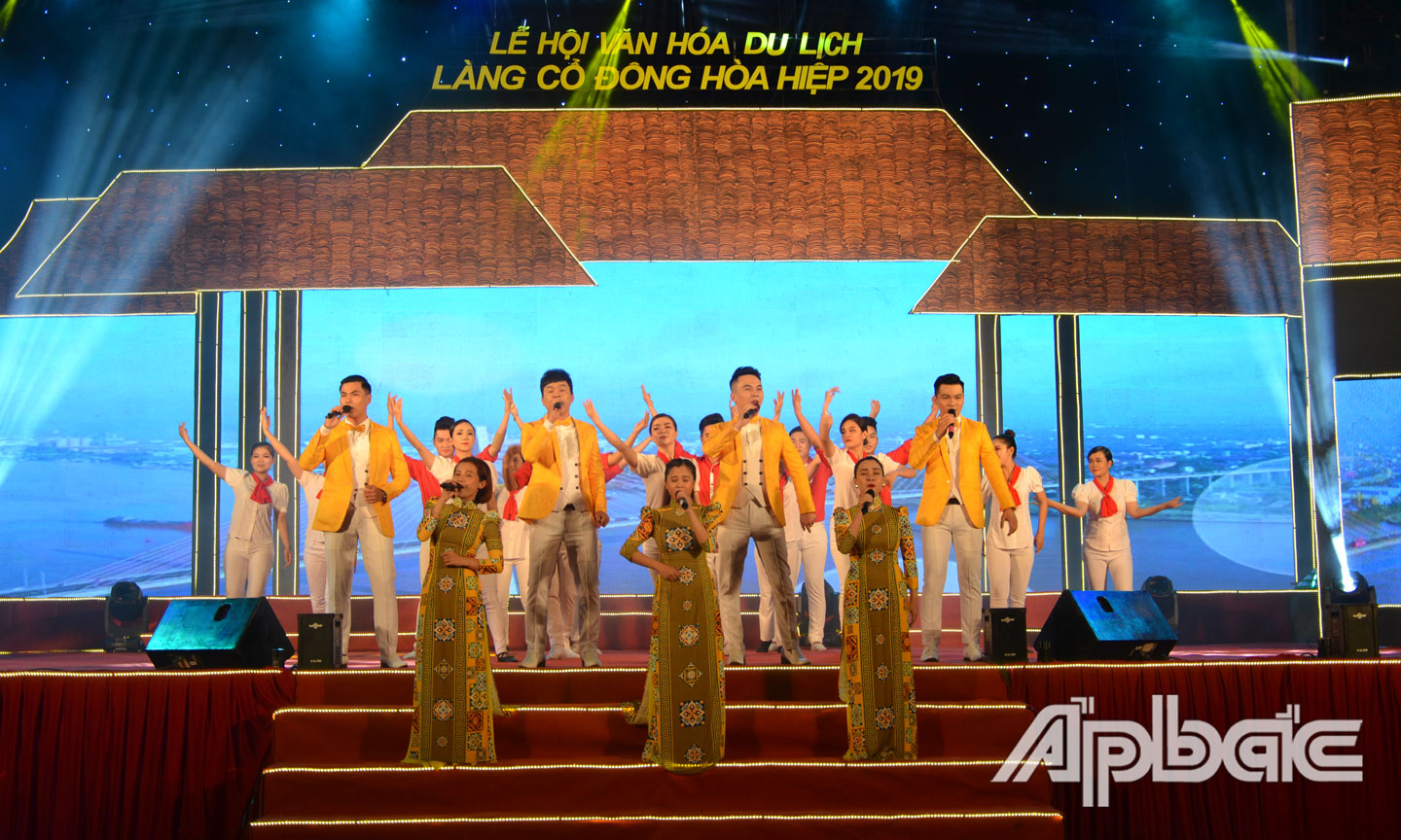 Văn nghệ chào mừng.