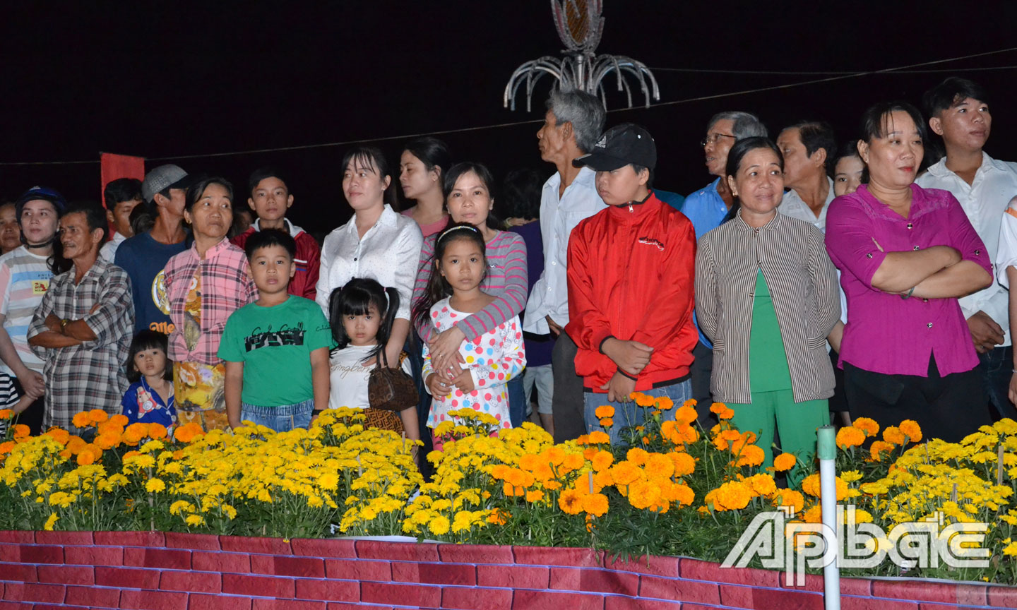 Đông đảo người dân đến xem Lễ khai mạc.