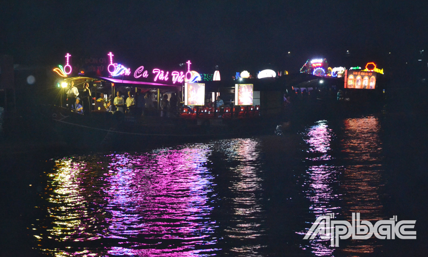 Diễu hành thuyền hoa trên sông.