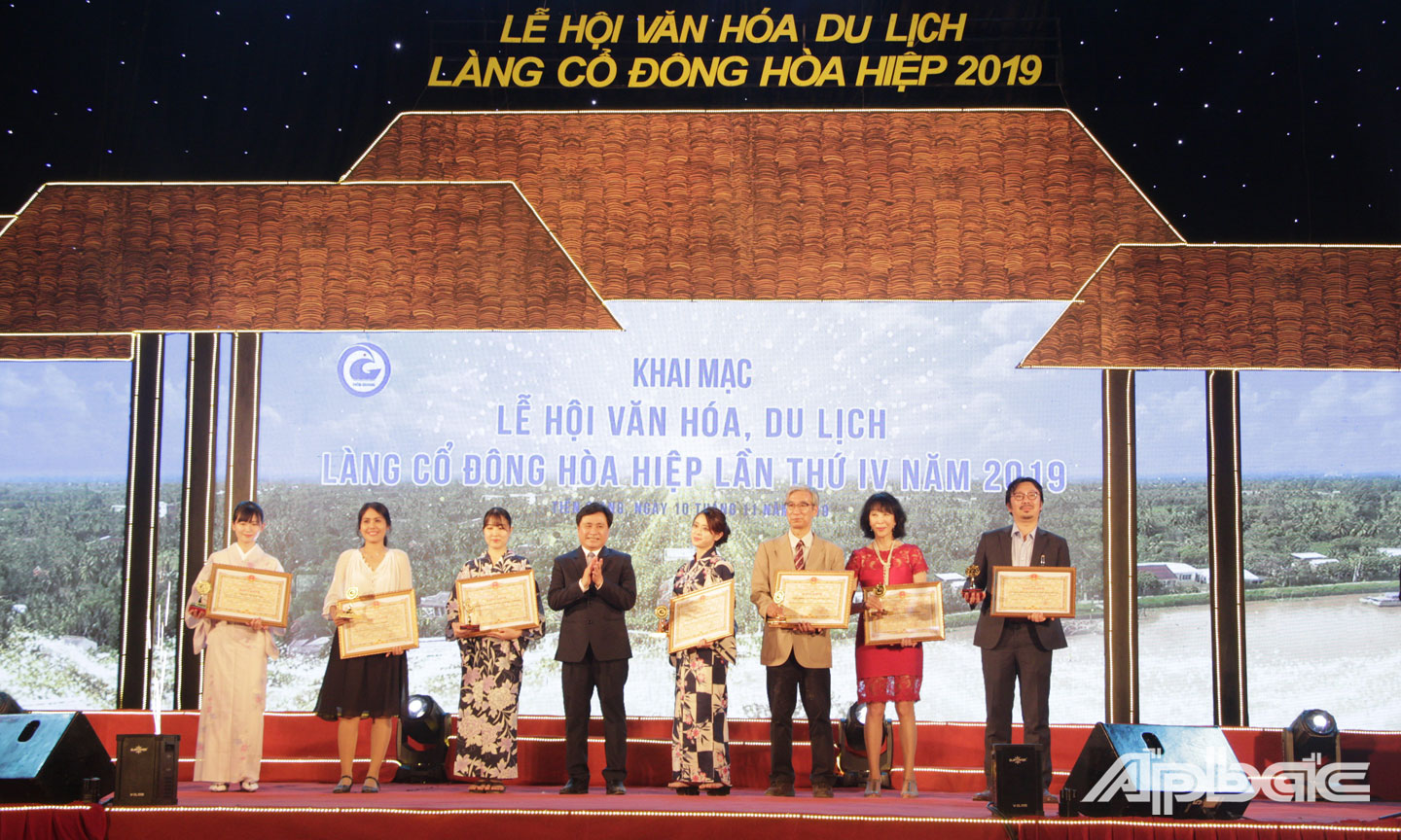 Trao Bằng khen của UBND tỉnh cho các tập thể, cá nhân đến từ nước bạn Nhật Bản.