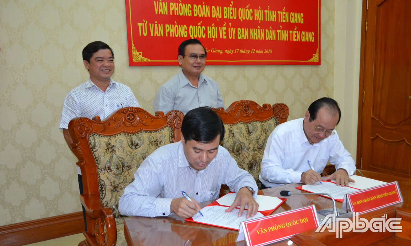 Lãnh đạo Văn phòng Quốc hội và lãnh đạo UBND tỉnh Tiền Giang ký Biên bản chuyển giao công chức, người lao động.                                                                                                                                                                                       Ảnh: THU HOÀI