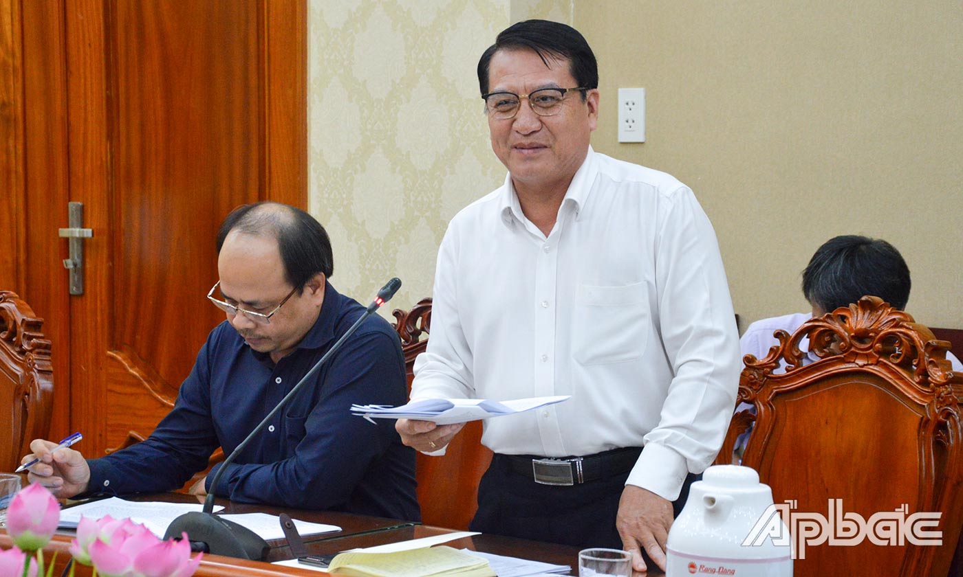 Các thành viên Tiểu ban Văn kiện (nhóm 1) phát biểu đóng góp ý kiến nội dung Báo cáo chính trị (lĩnh vực kinh tế - xã hội)