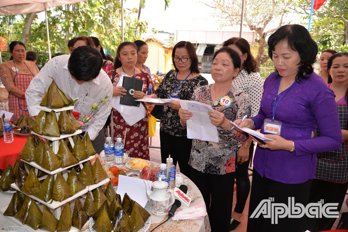 Đội thi bà Lê Thị Chín (xã Đông Hòa Hiệp) với món bánh ít đã xuất sắc giành giải Nhất