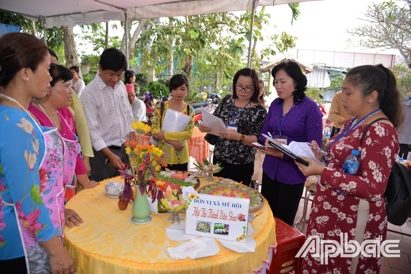 Ban giám khảo chấm thi