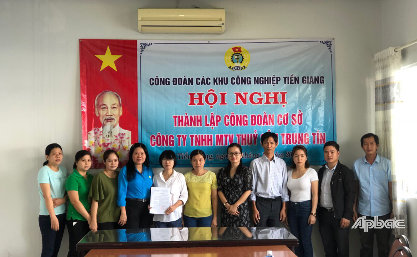 Chủ tịch Công đoàn các Khu công nghiệp Tiền Giang Nguyễn Thị Thùy Dương trao Quyết định đã ôn lại truyền thống 