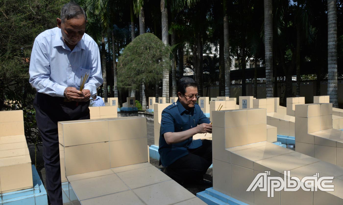 Đồng chí Lê Hồng Quang thắp hương tại nghĩa trang liệt sĩ xã Thanh Bình.