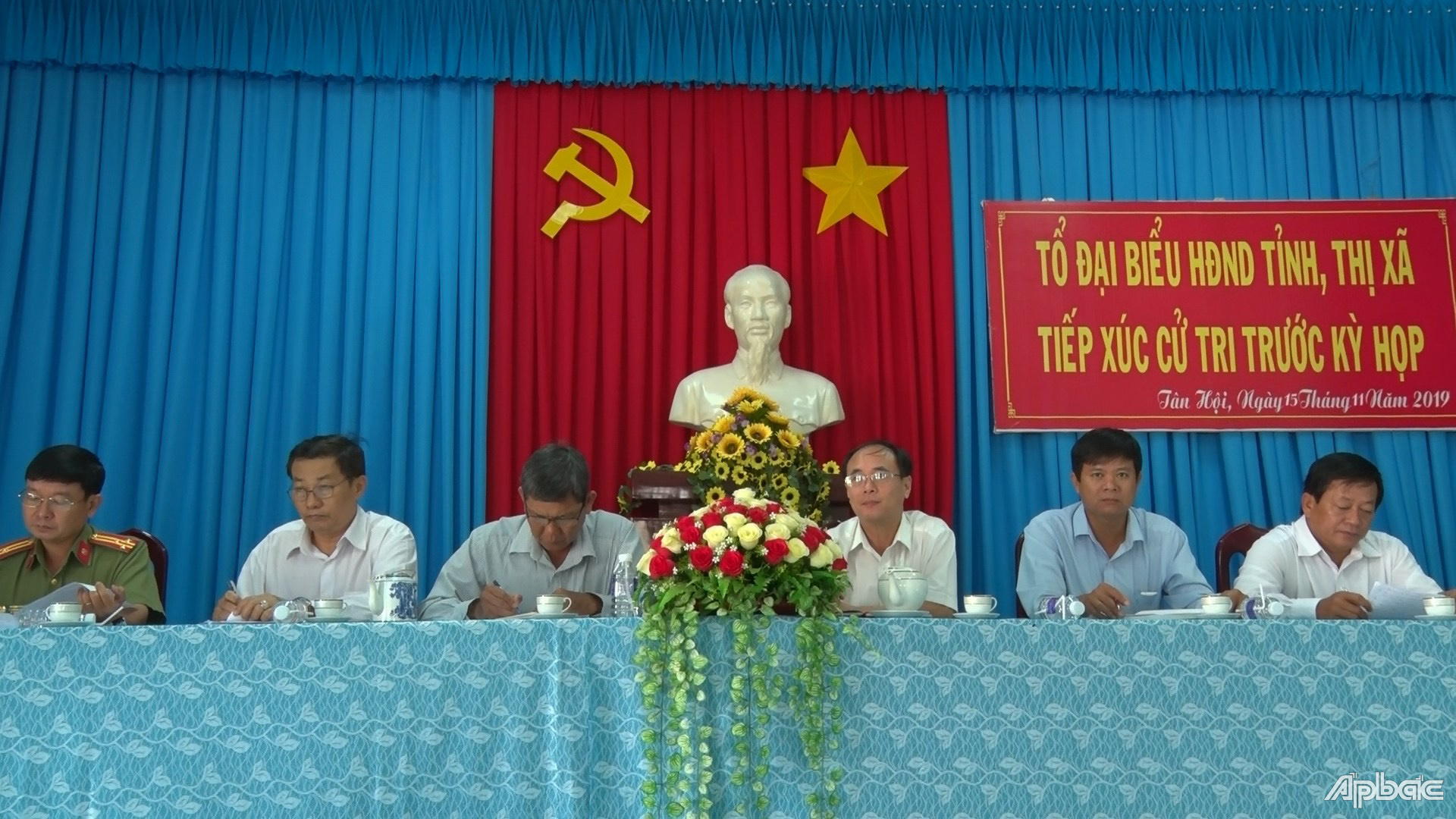 Đại biểu HĐND tỉnh và TX. Cai Lậy tiếp xúc cử tri xã Tân Hội.