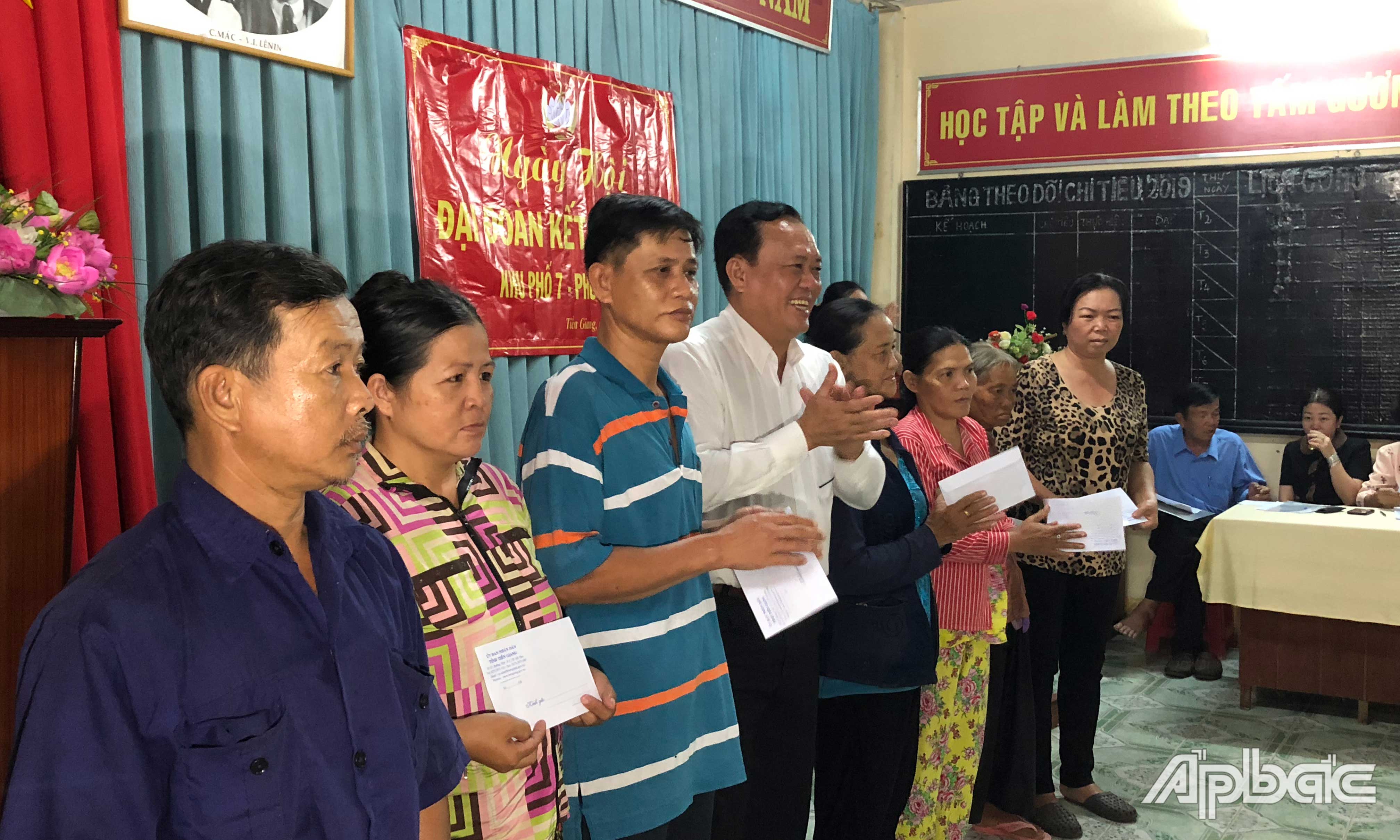 PCT TT UBND tinh TG tặng quà cho hộ nghèo, cận nghèo của khu phố.