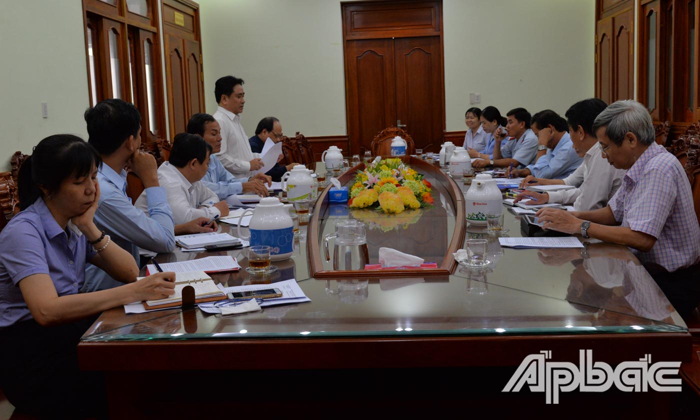 Phó Chủ tịch UBND tỉnh Trần Văn Dũng phát biểu tại buổi làm việc.