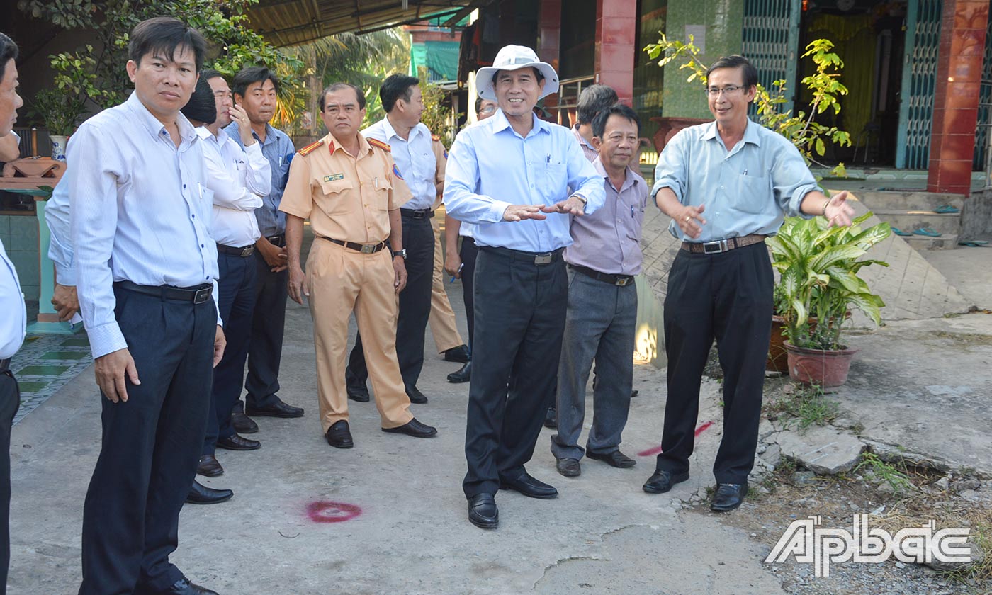 Đồng chí Lê Văn Hưởng kiểm tra thực tế nút giao Thân Cửu Nghĩa.