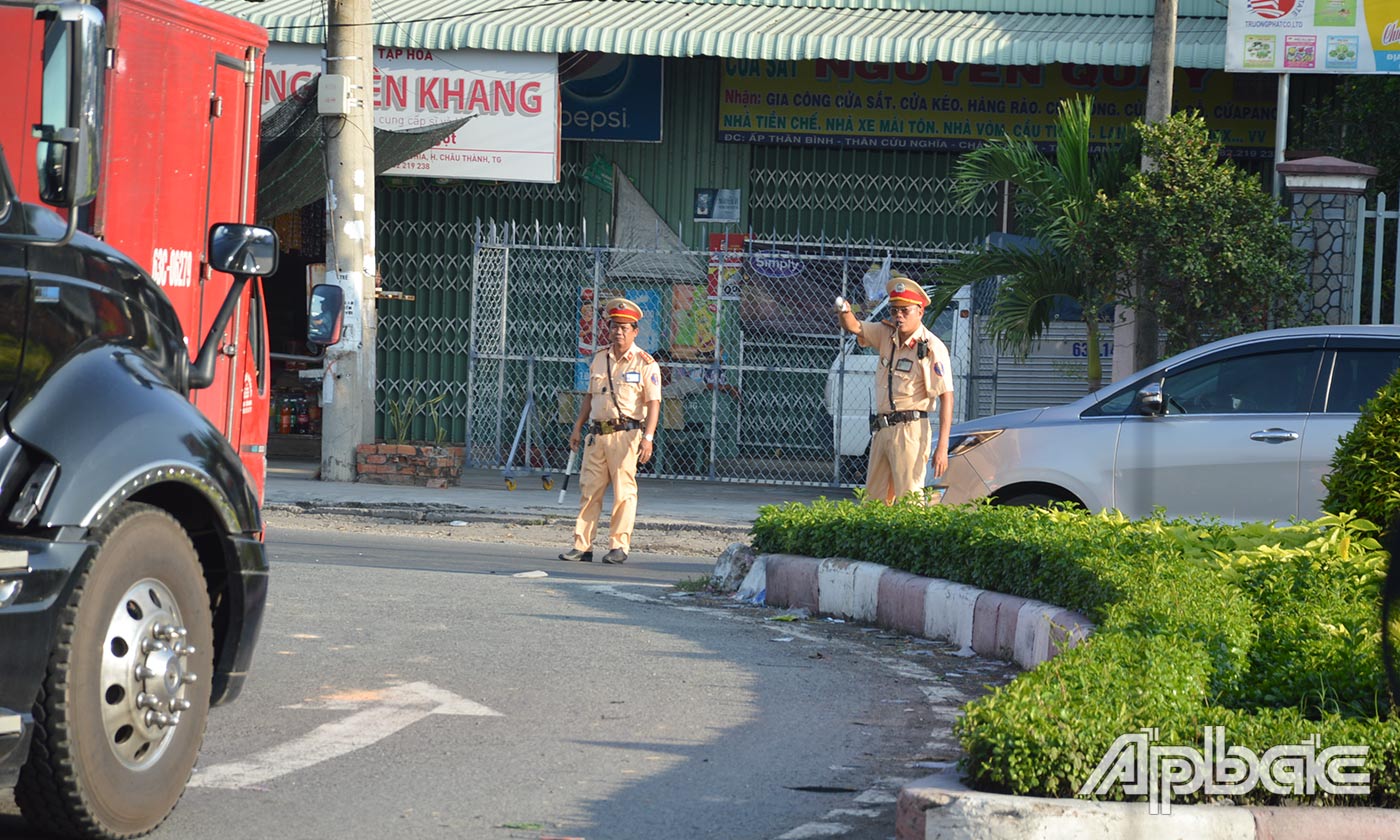 Lực lượng chức năng điều tiết giao thông tại nút giao trong giờ cao điểm.