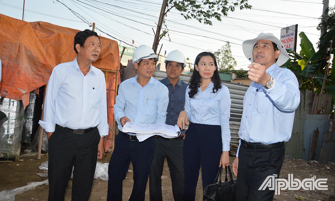 Đồng chí Lê Văn Hưởng kiểm tra tiến độ thi công công trình Trụ sở Tiếp công dân tỉnh.