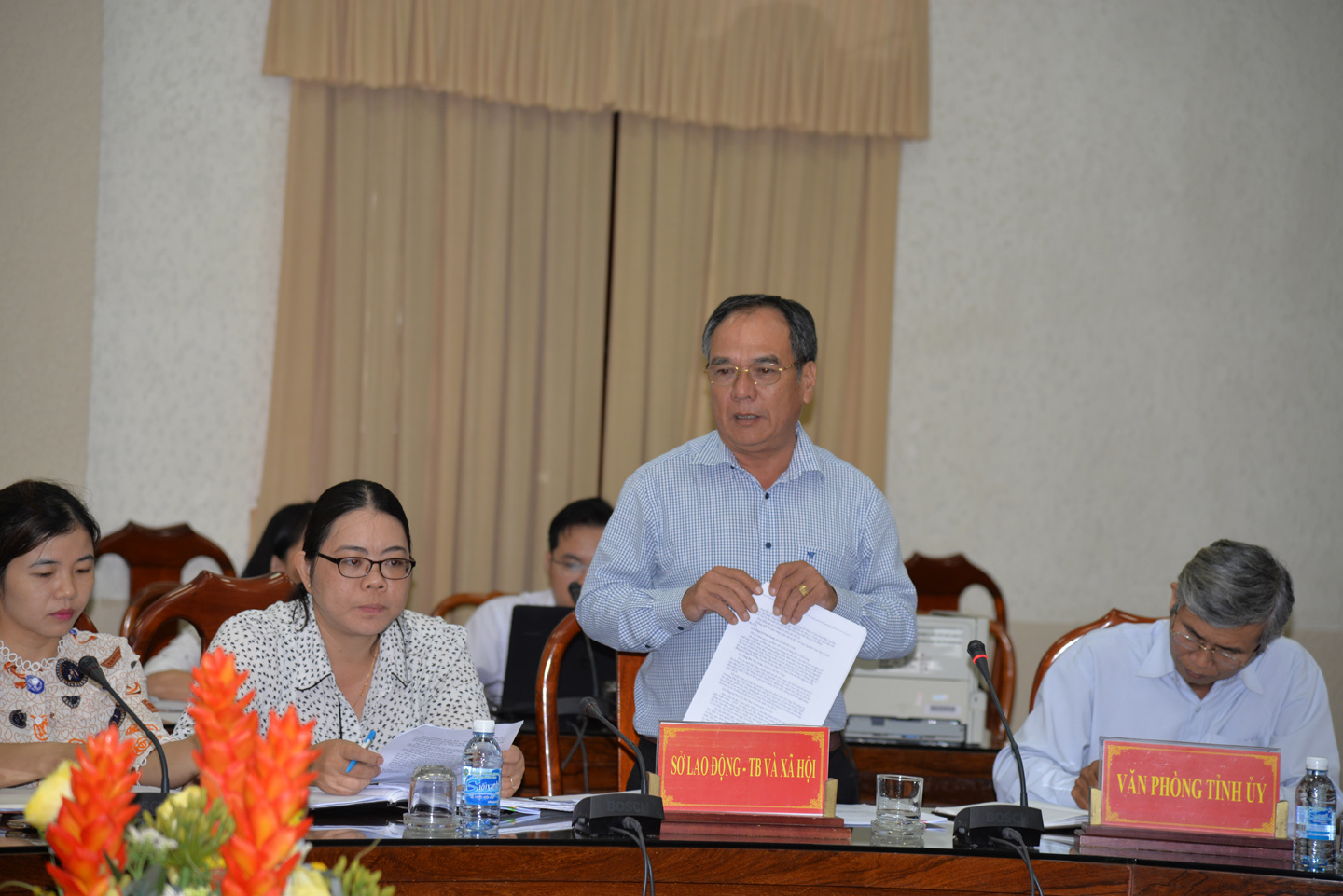 Phó Giám đốc Sở LĐ-TB&XH trình bày những vướng mắc trong quá trình giải quyết hồ sơ theo hướng dẫn của Bộ LĐ-TB&XH
