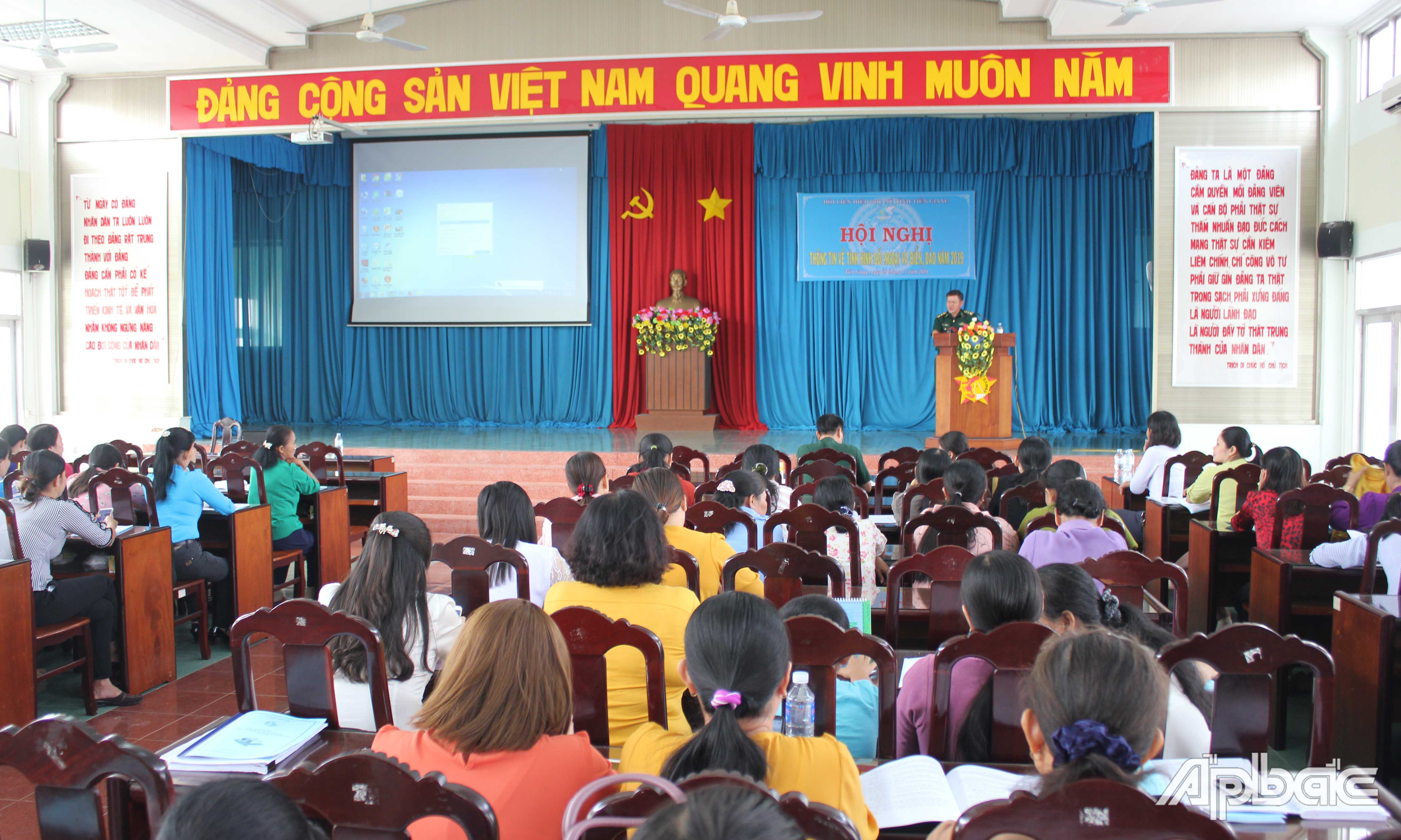 Báo cáo viên BĐBP Tiền Giang đang thông tin về tình hình biển, đảo cho cán bộ phụ nữ các địa phương trong tỉnh.