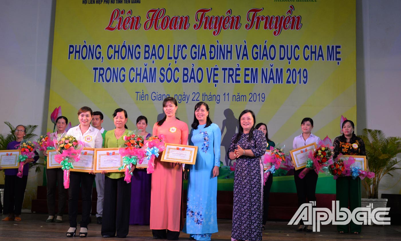 Trao giải cho các đội.